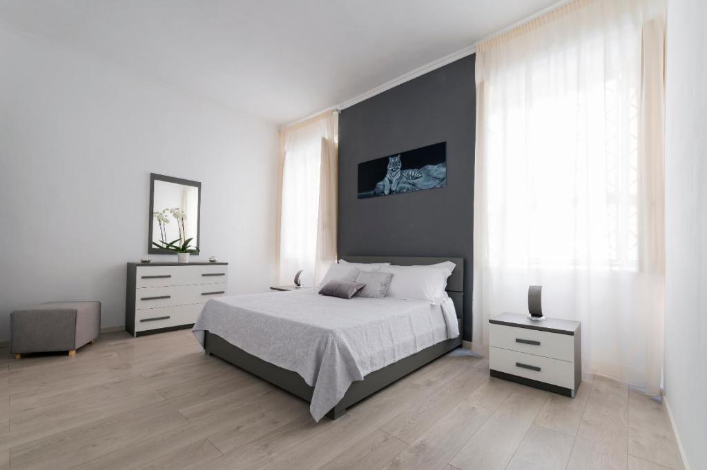 ローマにあるSpanish Steps 3 Bedrooms Cozy,Elegant and centralのベッドルーム1室(ベッド1台、ドレッサー2台、鏡付)