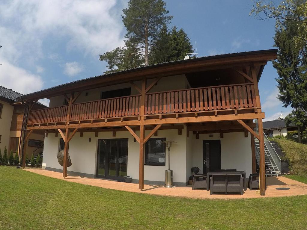 duży dom z tarasem na górze w obiekcie Lipno Vision Apartments w mieście Lipno nad Vltavou