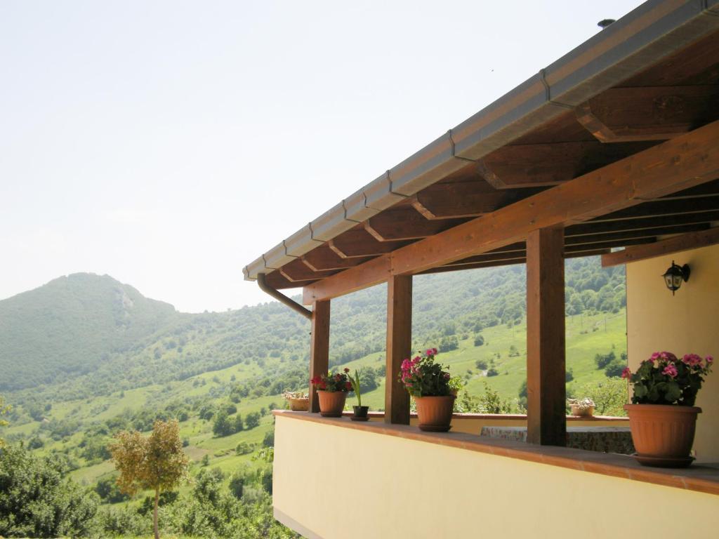 una vista dal balcone di una casa con piante in vaso di Residence Amici del Sorriso a Villa Celiera