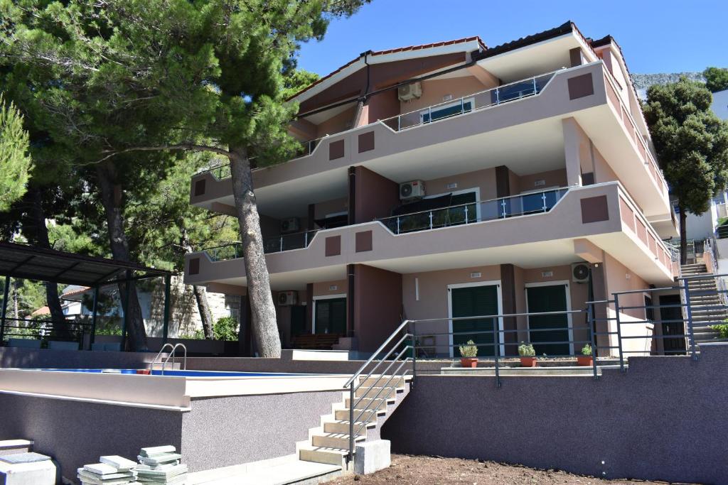 un edificio con piscina frente a él en "Laurier" rooms & apartments en Celina