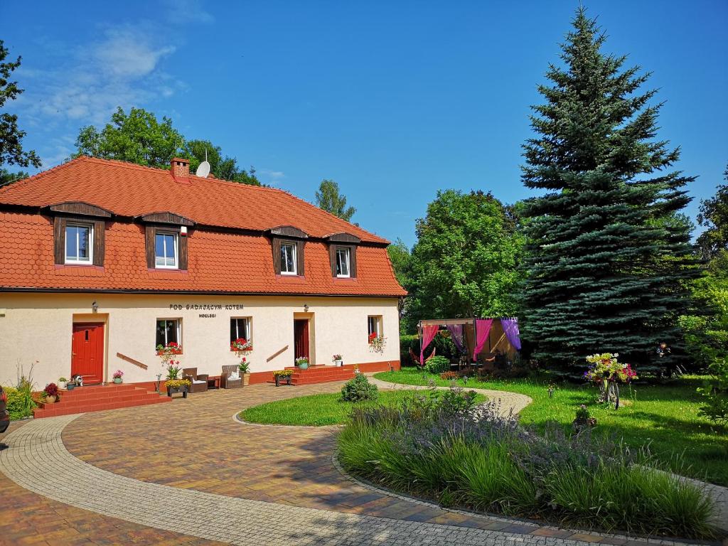 A garden outside Pod Gadającym Kotem