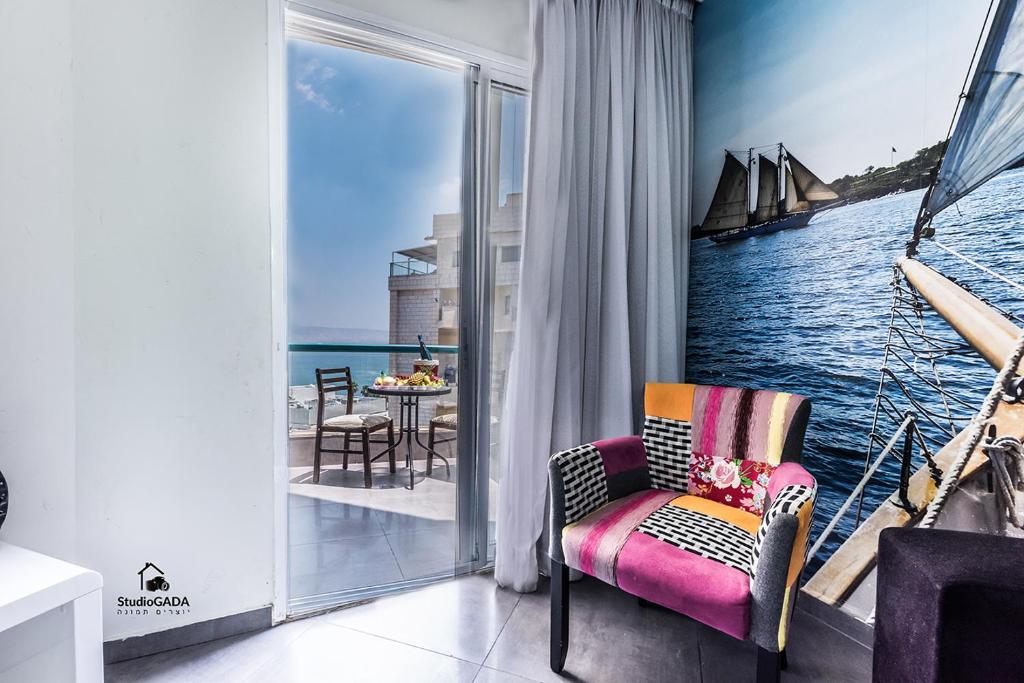 ティベリアにあるTurists Vacation Sea of Galileeの水辺の景色を望むバルコニー付きの客室です。