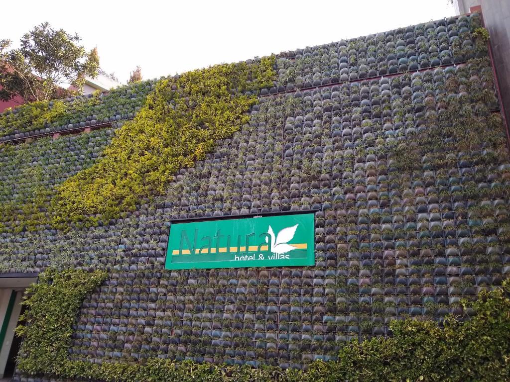 een gebouw met een bord aan de zijkant bij Hotel y Villas Natura in Mexico-Stad
