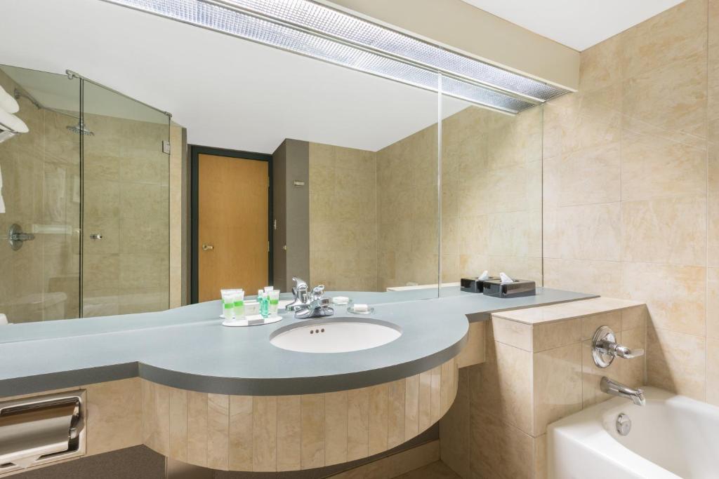 Koupelna v ubytování Ramada Plaza by Wyndham Prince George