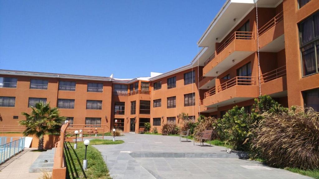 un condominio con un passaggio pedonale di fronte di Hotel Solaris a Huasco