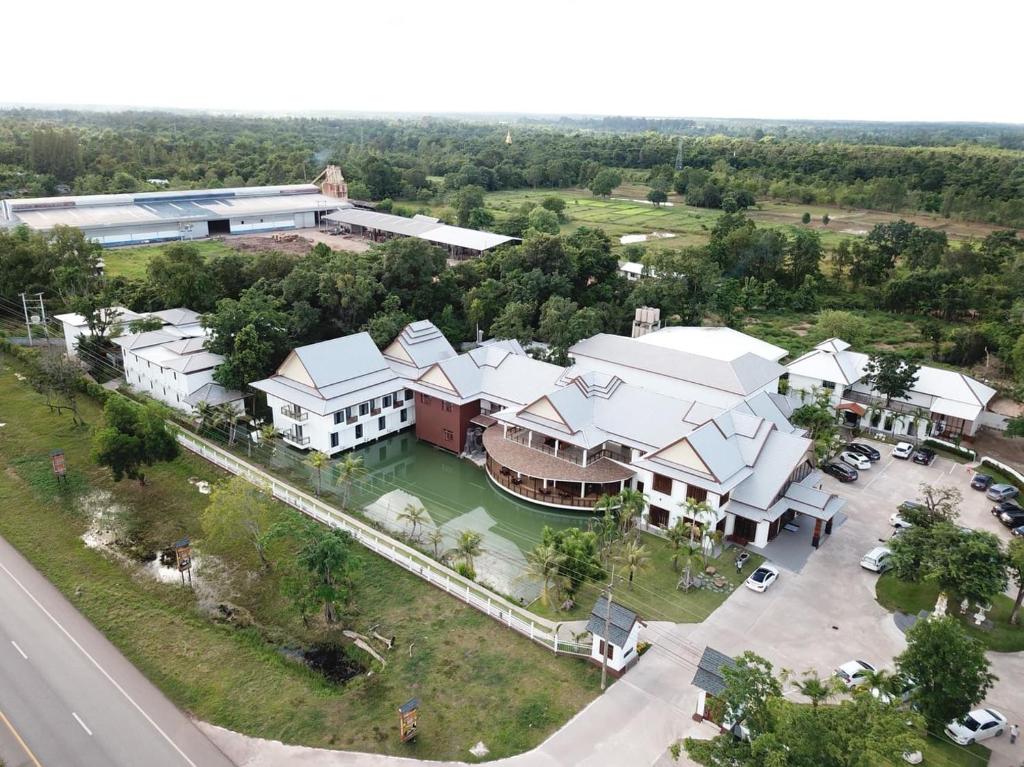 una vista aérea de una casa con una calle en Nonghan Grand Hotel and Resort en Amphoe Nong Han