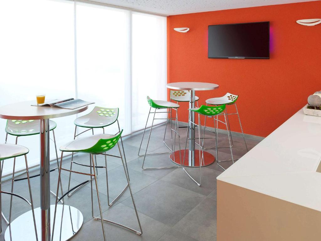 TV a/nebo společenská místnost v ubytování Ibis Styles Nivelles
