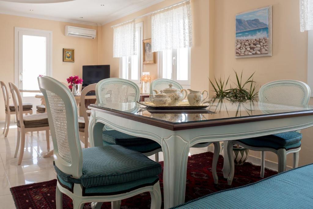 a dining room with a table and chairs at Villa Renos Hotel in Fira