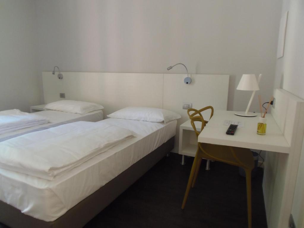 Postel nebo postele na pokoji v ubytování Albergo Dongo