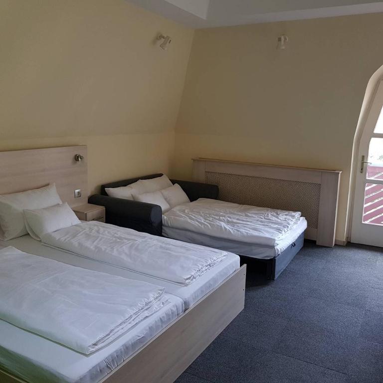 Łóżko lub łóżka w pokoju w obiekcie Grantek Üdülőház
