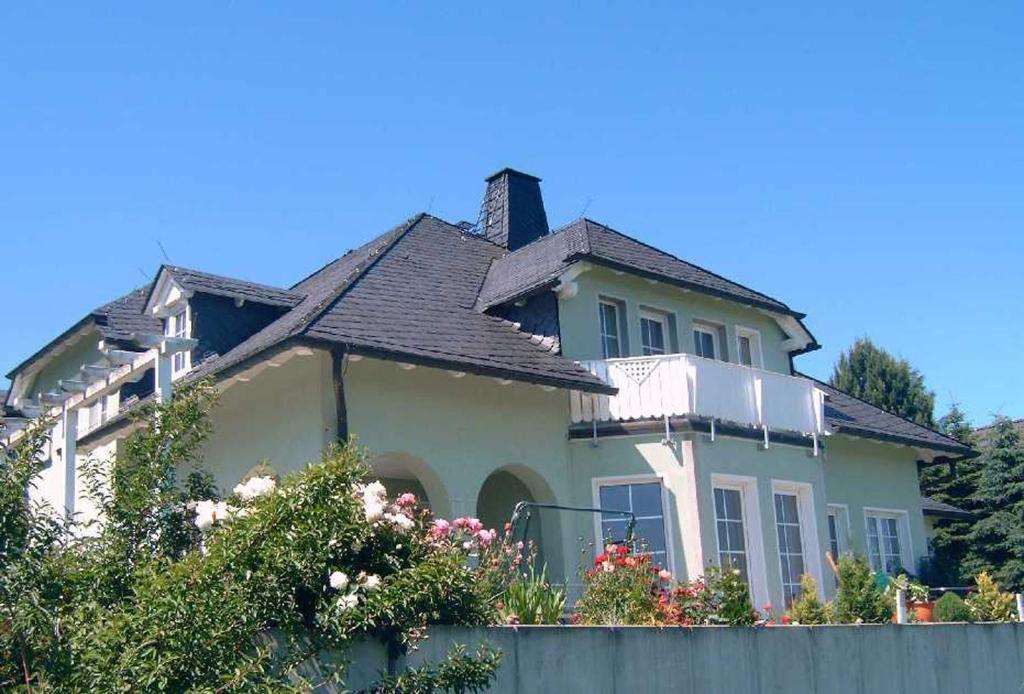 a house with a fence in front of it at Ferienwohnung Am Kanadablick in Stützengrün