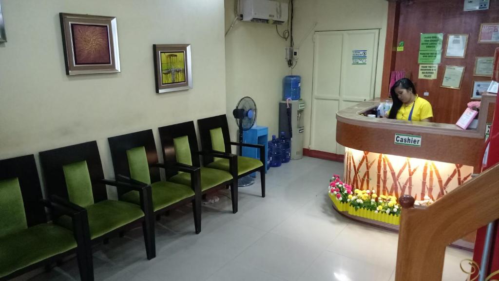 Jeamco Royal Hotel-Cotabato في كوتاباتو: امرأة في غرفة انتظار في مستشفى