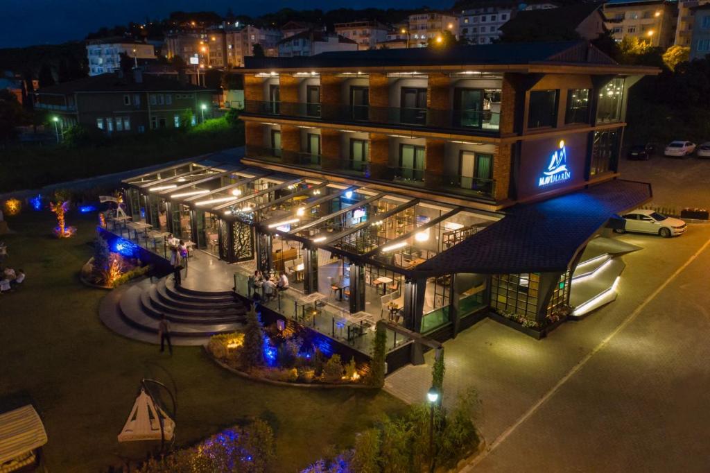 einen Ausblick über ein Gebäude in der Nacht in der Unterkunft MAVİ MARİN BOUTIQUE HOTEL in Altınordu