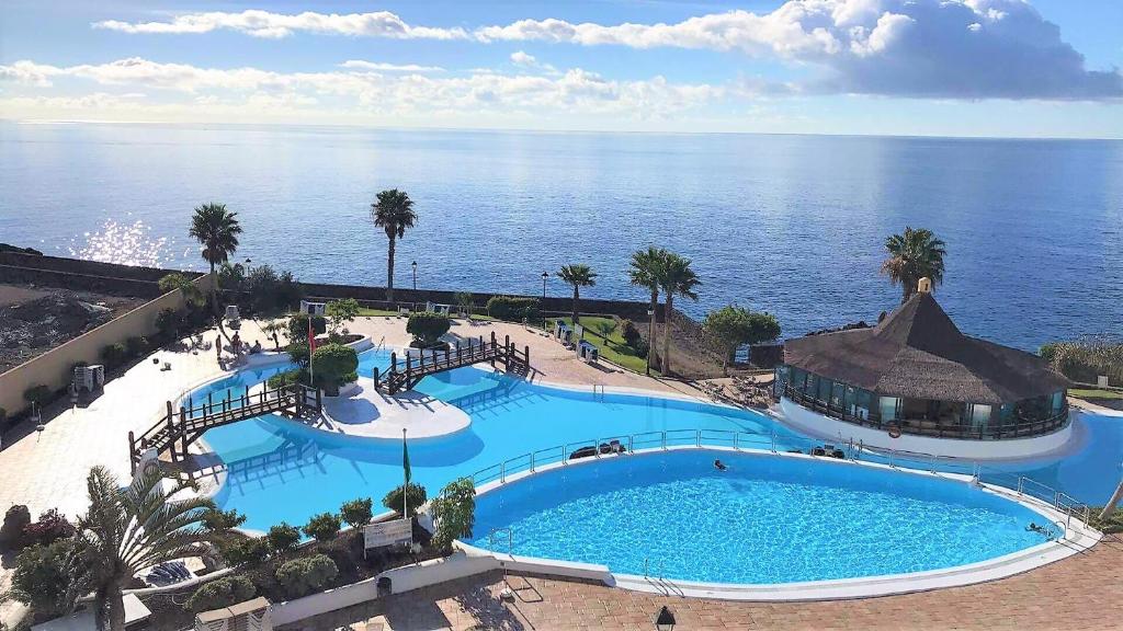 una vista aérea de una gran piscina junto al océano en Rocas del Mar, en Costa del Silencio