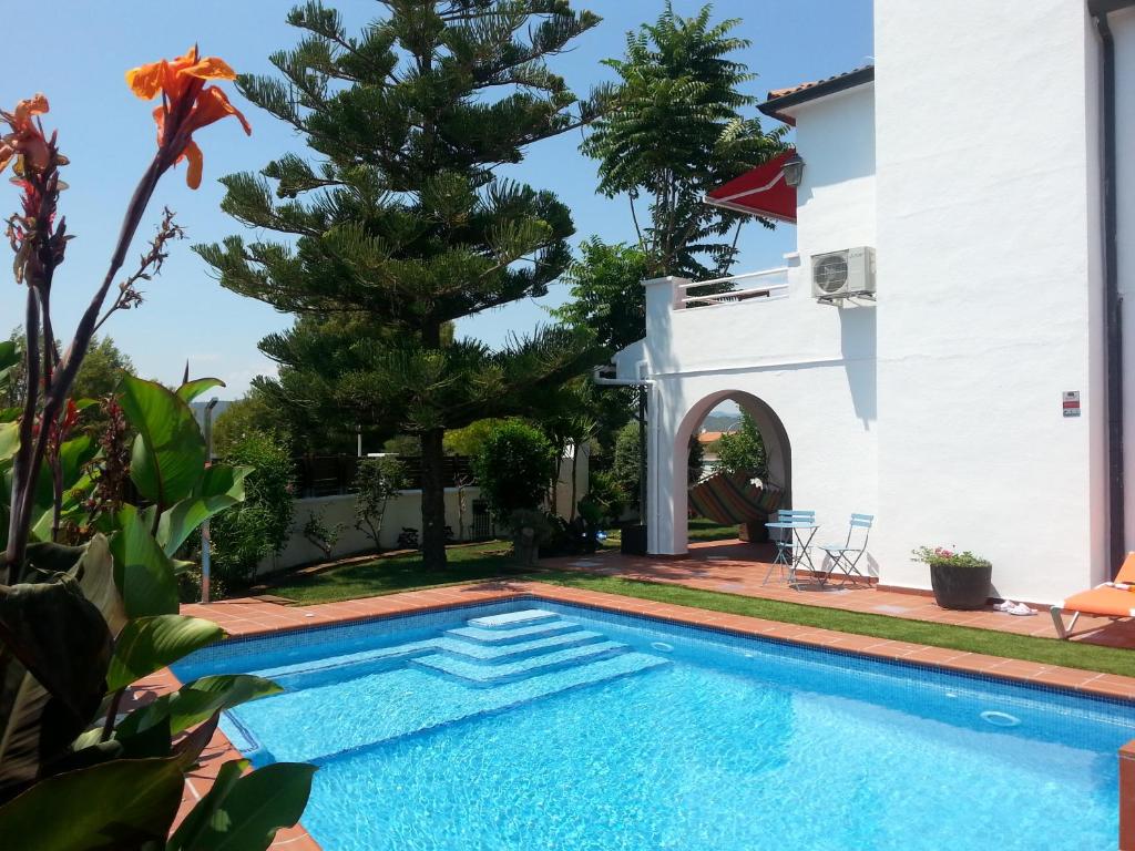 a swimming pool in the backyard of a villa at Villa Habana in El Vendrell