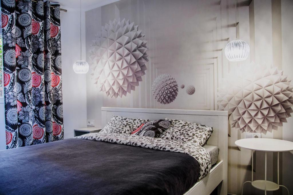 ein Schlafzimmer mit einem Bett und zwei Hängelampen in der Unterkunft Apartments Relax in Valencia