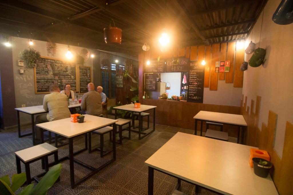 Televízia a/alebo spoločenská miestnosť v ubytovaní Dong Paloh Hostel