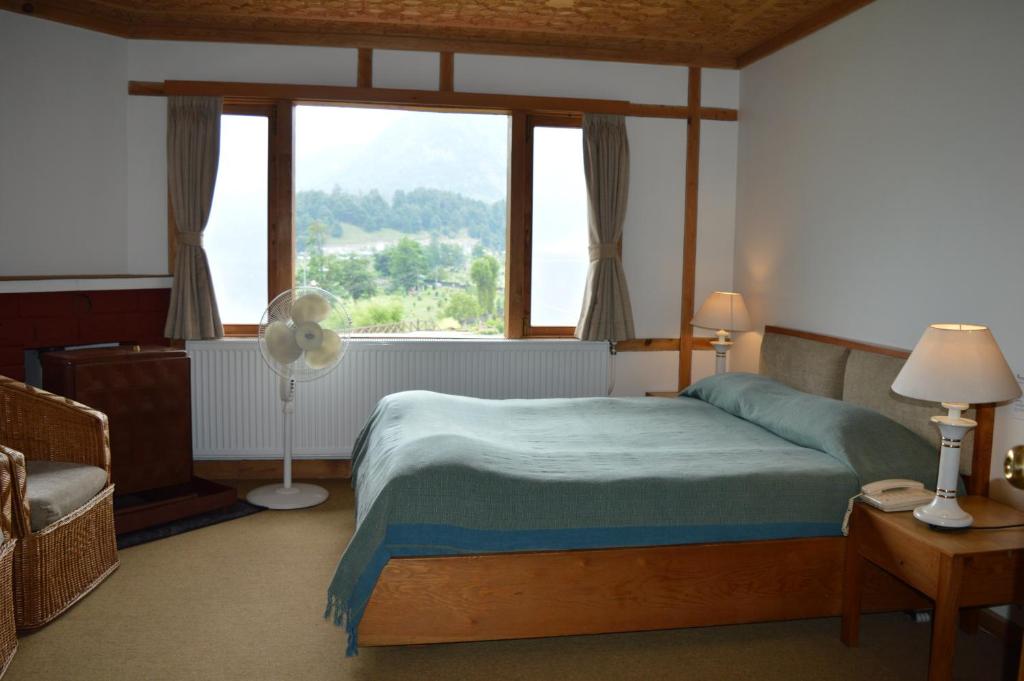 Postel nebo postele na pokoji v ubytování Pahalgam Hotel