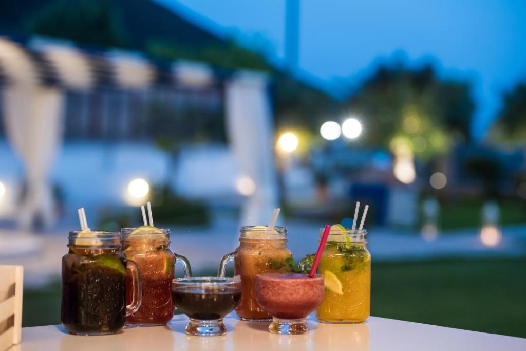 Nápoje v ubytovaní Akroyiali Resort