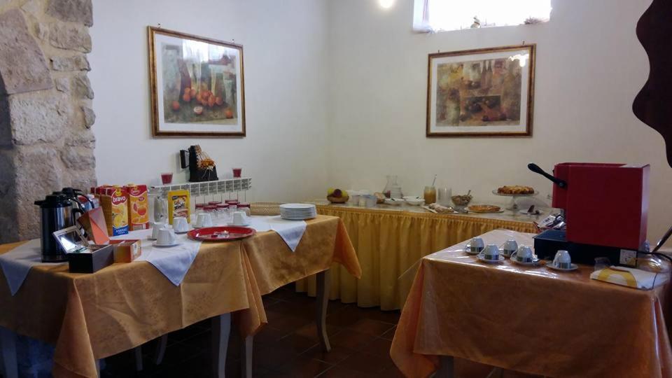 Příslušenství pro přípravu čaje a kávy v ubytování Agriturismo Roccagelli