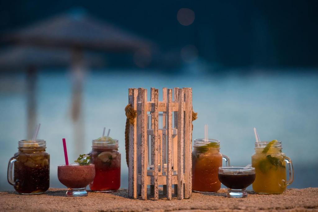 Nápoje v ubytovaní Akroyiali Resort