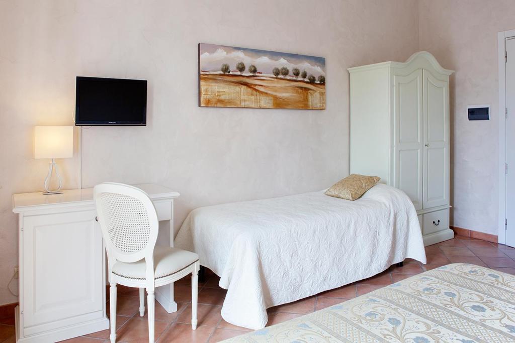 A bed or beds in a room at Locanda San Giorgio