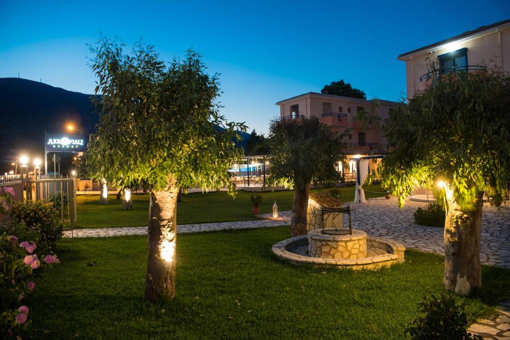Vonkajšia záhrada v ubytovaní Akroyiali Resort