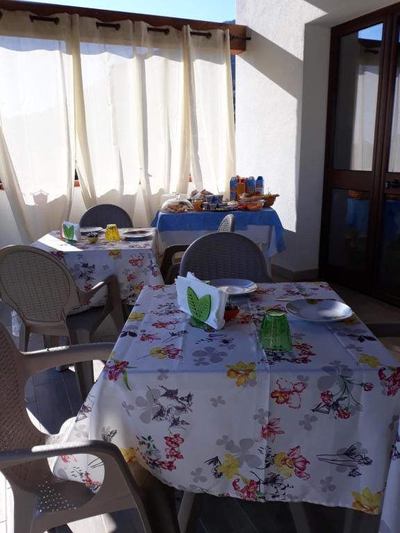 A restaurant or other place to eat at SardAma B&B Affittacamere