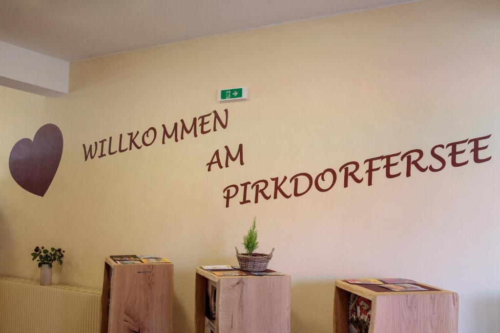 Certifikát, hodnocení, plakát nebo jiný dokument vystavený v ubytování Pension Pirkdorfer See