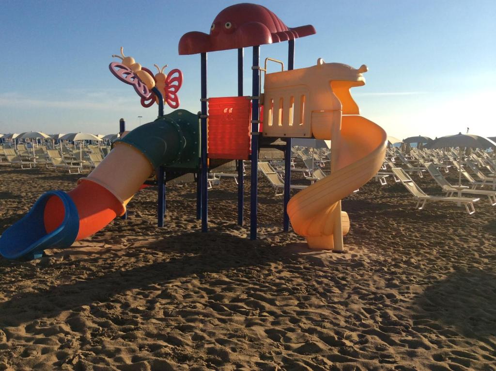 Plac zabaw dla dzieci w obiekcie Hotel Sunset