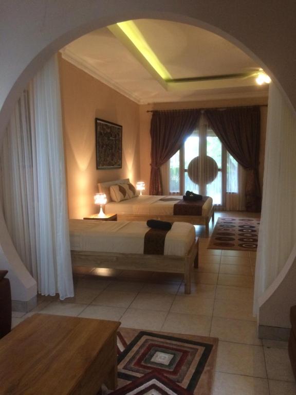 Giường trong phòng chung tại Ada Waktu Homestay