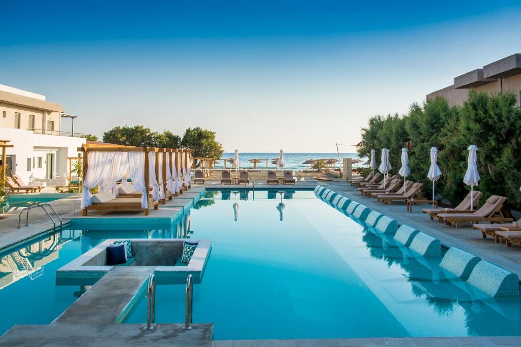Bazén v ubytování Paralos Lifestyle Beach Adults Only nebo v jeho okolí
