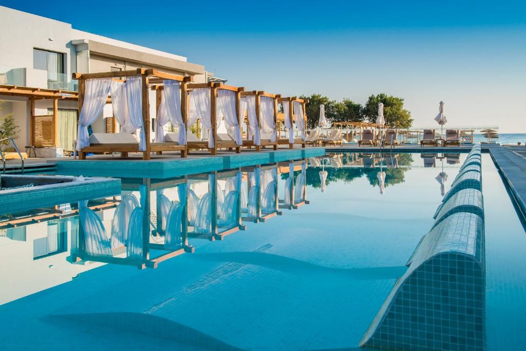 Bazén v ubytování Paralos Lifestyle Beach Adults Only nebo v jeho okolí
