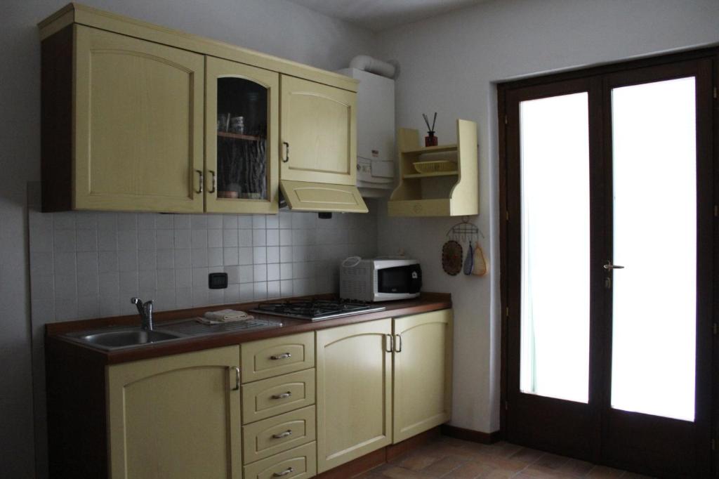 Kuchyň nebo kuchyňský kout v ubytování Agriturismo Roccagelli