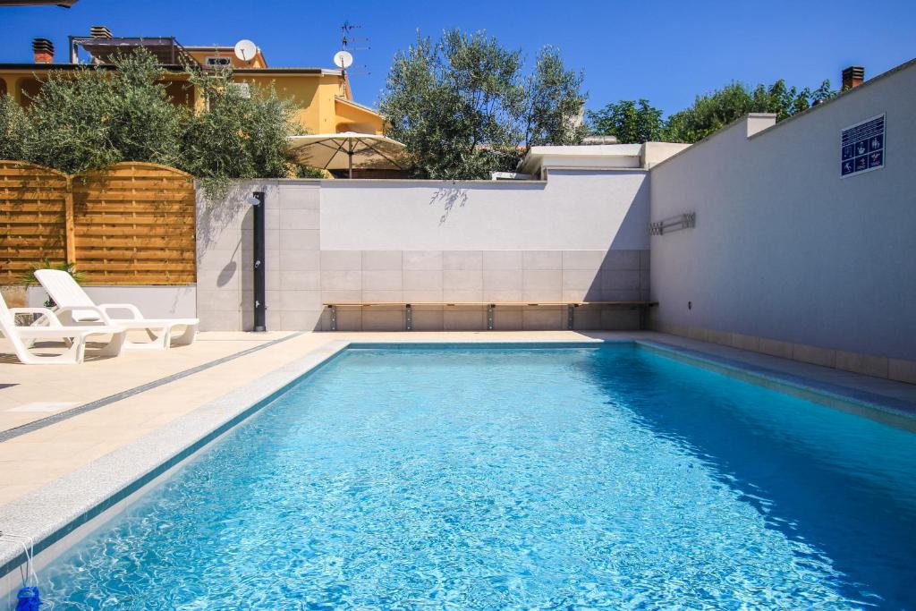 Bazén v ubytování Villa Silver Novigrad with private pool nebo v jeho okolí