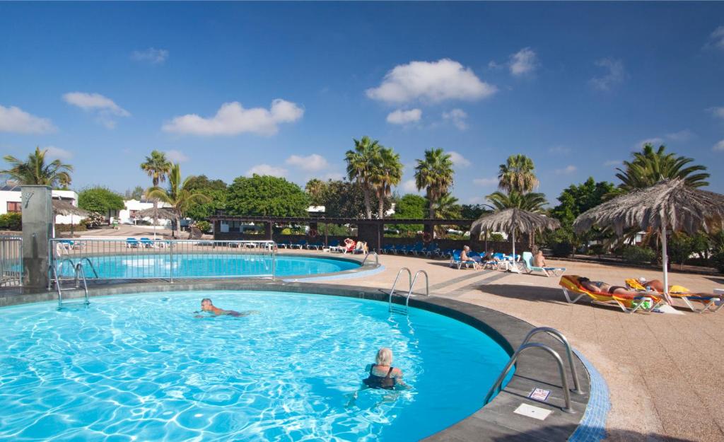 The swimming pool at or close to Bungalows Playa Limones