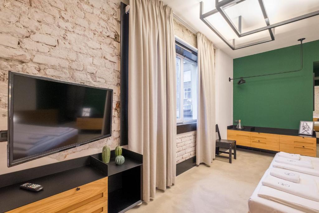 TV a/nebo společenská místnost v ubytování R34 Boutique Hotel