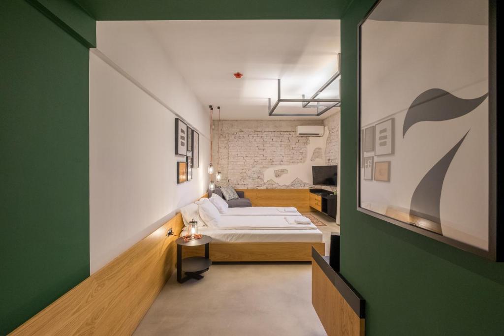 Postel nebo postele na pokoji v ubytování R34 Boutique Hotel