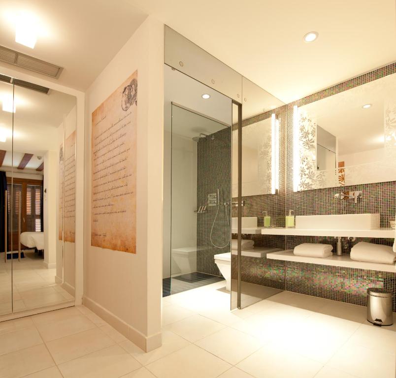 マドリードにあるPosada del León de Oro Boutique Hotelのバスルーム(シャワー、シンク、鏡付)