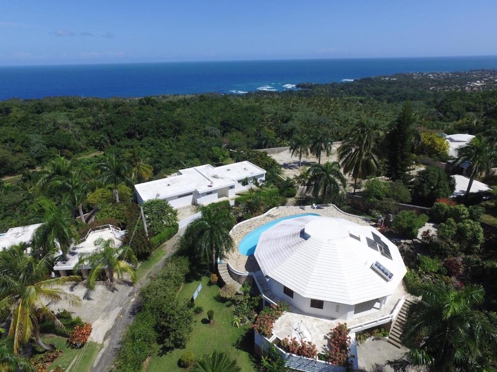 una vista aérea de un gran edificio blanco y del océano en Casa Caracol Los Farallones, en Cabrera