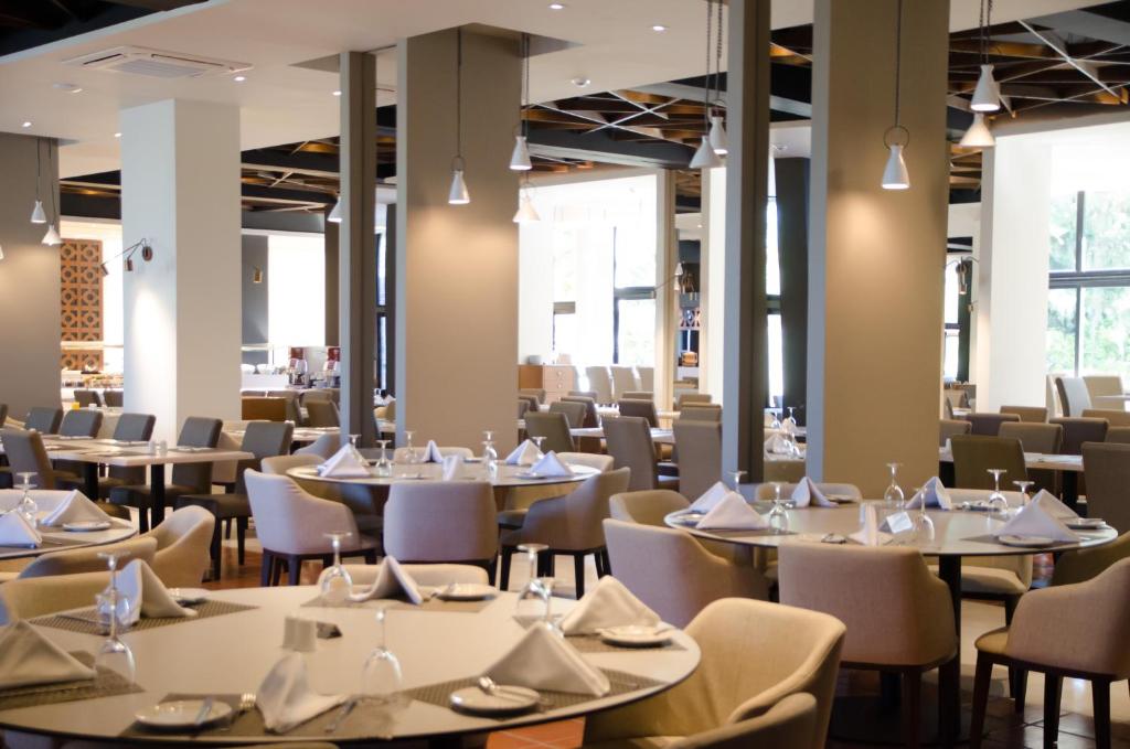 Restaurace v ubytování Rodon Hotel and Resort