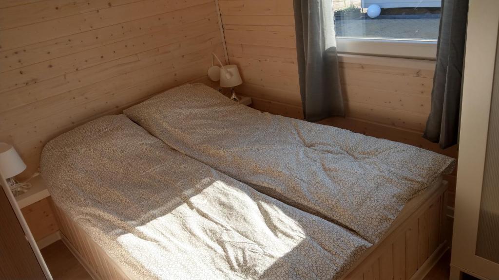Postel nebo postele na pokoji v ubytování Kamień Bałtyku Rowy