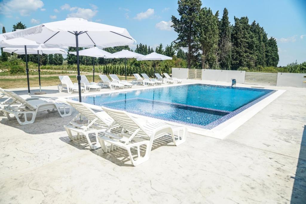 Bazén v ubytování La Dolce Vita Residence nebo v jeho okolí