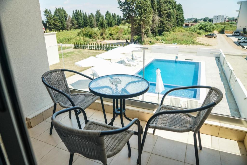 Bazén v ubytování La Dolce Vita Residence nebo v jeho okolí