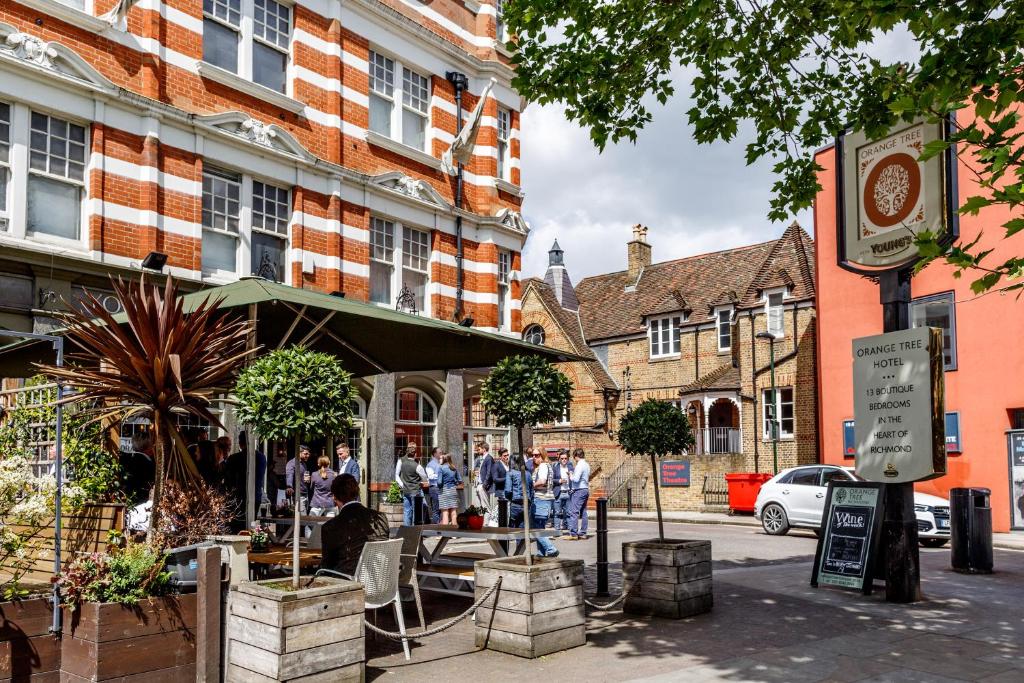 un gruppo di persone che si trovano fuori da un edificio di Orange Tree a Richmond upon Thames