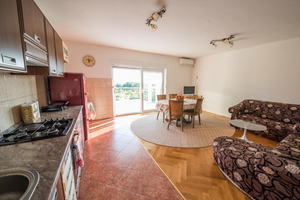 Kuchyňa alebo kuchynka v ubytovaní Dubis House
