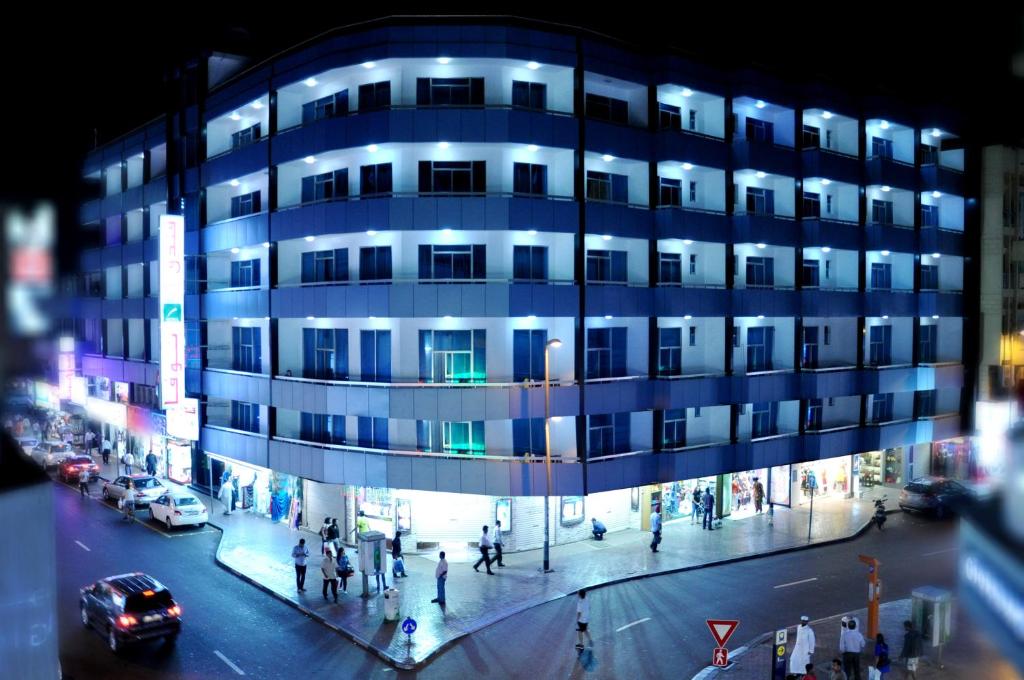 Un edificio con persone che camminano davanti di Grand Nova Hotel a Dubai
