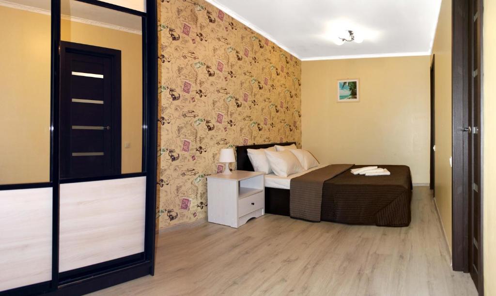 モスクワにあるApartment on Partizanskay Stの花の壁紙のベッドルーム1室(ベッド1台付)