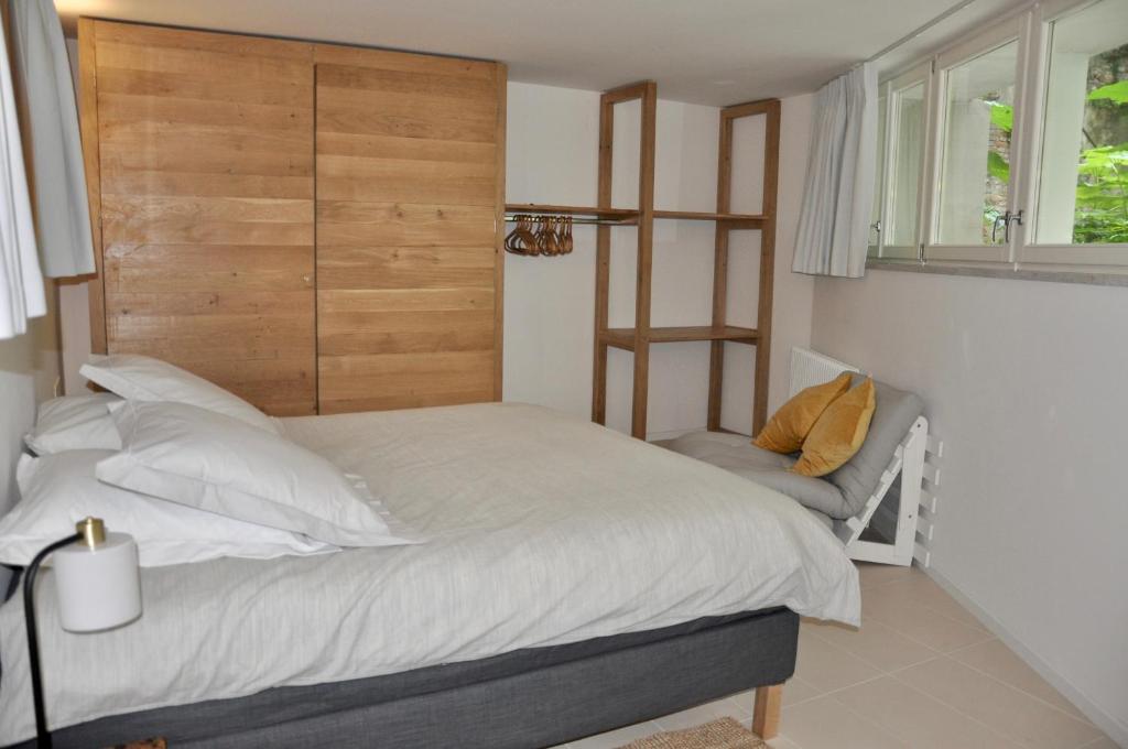 um quarto com uma cama e uma cabeceira em madeira em Madonna del Mare em Trieste