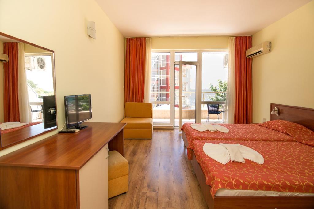Postel nebo postele na pokoji v ubytování Iris Beach Hotel